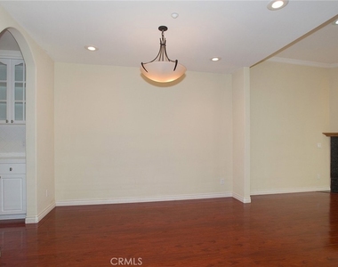 2345 Montrose Avenue - Photo Thumbnail 8