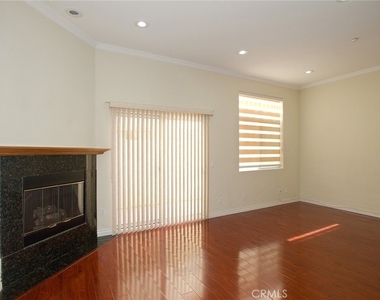 2345 Montrose Avenue - Photo Thumbnail 4