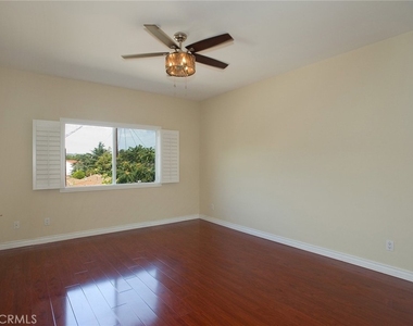 2345 Montrose Avenue - Photo Thumbnail 23