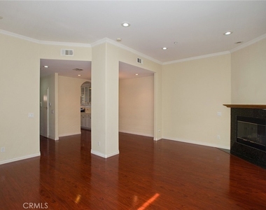 2345 Montrose Avenue - Photo Thumbnail 3