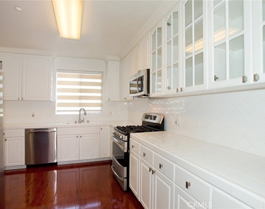 2345 Montrose Avenue - Photo Thumbnail 11