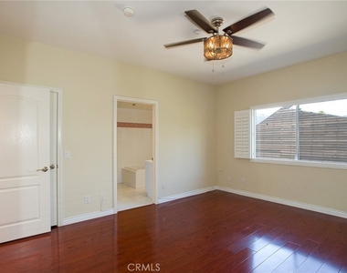 2345 Montrose Avenue - Photo Thumbnail 25