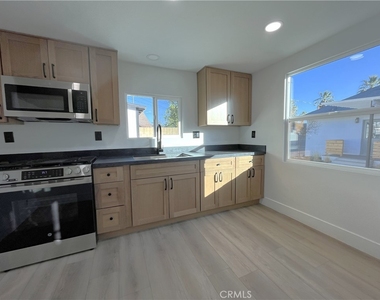 517 1/2 Wildrose Avenue - Photo Thumbnail 3