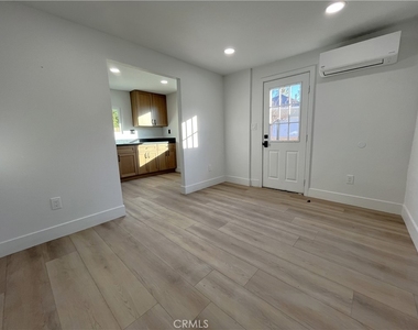 517 1/2 Wildrose Avenue - Photo Thumbnail 2