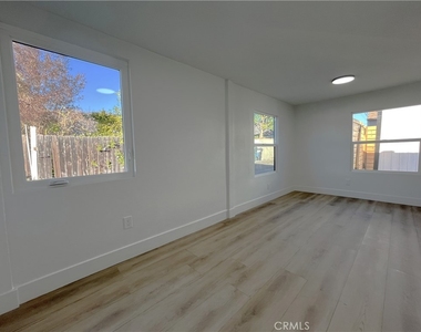 517 1/2 Wildrose Avenue - Photo Thumbnail 5
