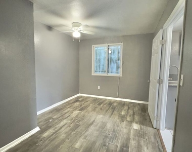 4052 W 103rd Street - Photo Thumbnail 7