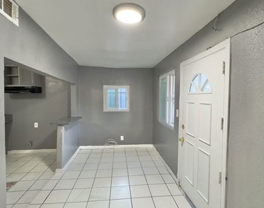 4052 W 103rd Street - Photo Thumbnail 3