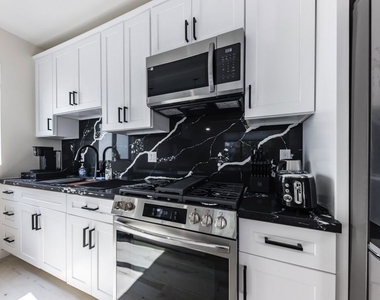 9024 Phyllis Avenue - Photo Thumbnail 4