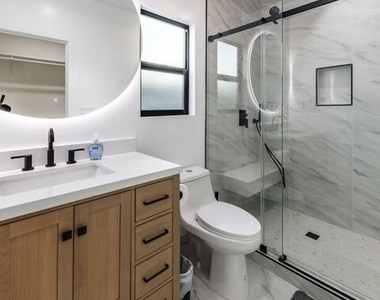 9024 Phyllis Avenue - Photo Thumbnail 11