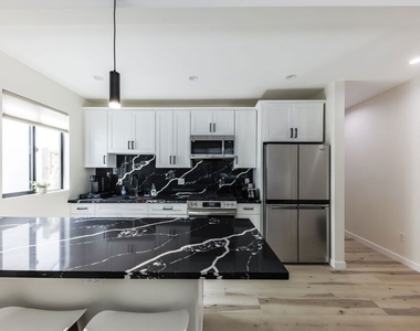 9024 Phyllis Avenue - Photo Thumbnail 5