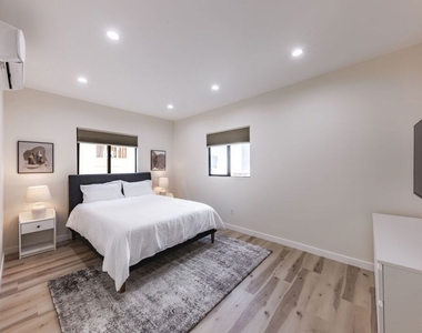 9024 Phyllis Avenue - Photo Thumbnail 9