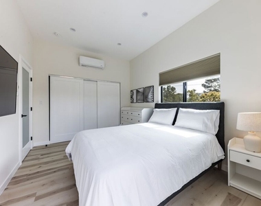 9024 Phyllis Avenue - Photo Thumbnail 8