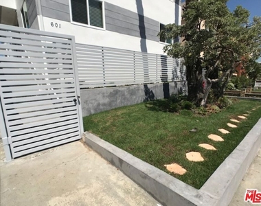 601 N Normandie Avenue - Photo Thumbnail 14