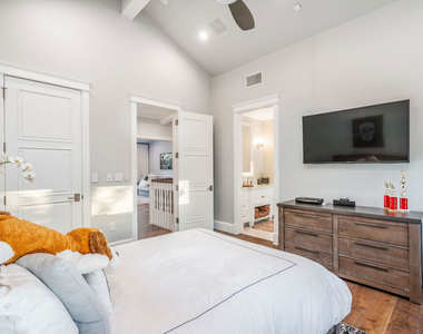 4800 Zelzah Avenue - Photo Thumbnail 32