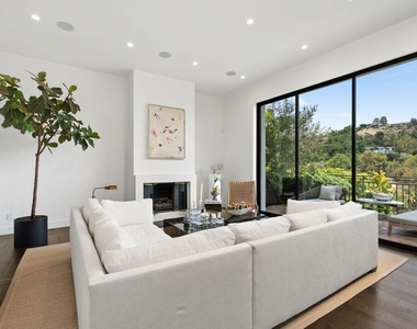 2528 Carman Crest Drive - Photo Thumbnail 9