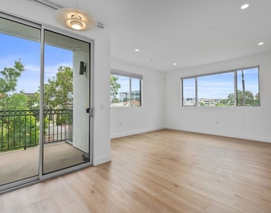 1060 S Bronson Avenue - Photo Thumbnail 2