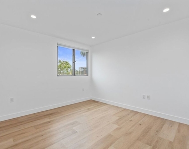 1060 S Bronson Avenue - Photo Thumbnail 14