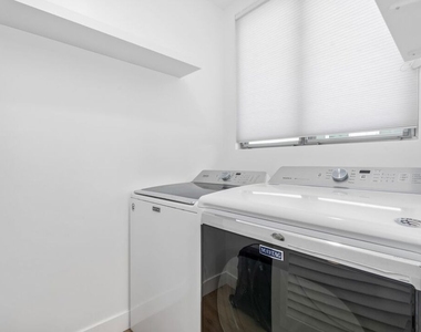 1060 S Bronson Avenue - Photo Thumbnail 8