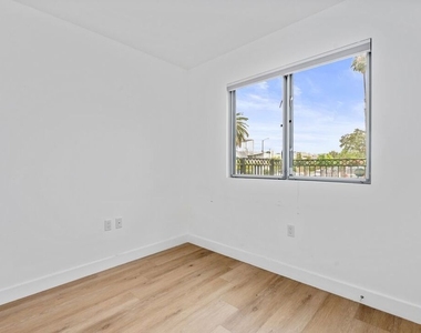 1060 S Bronson Avenue - Photo Thumbnail 17