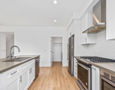 1060 S Bronson Avenue - Photo Thumbnail 7