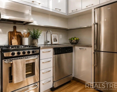 96 Dupont Street - Photo Thumbnail 3
