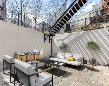 270 19th St - Photo Thumbnail 2