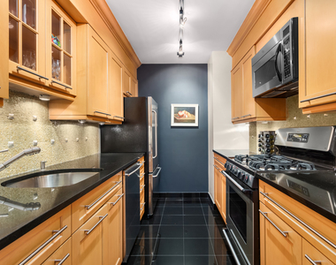 15 W 53rd St - Photo Thumbnail 1