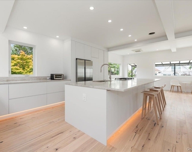 2105 Bay Boulevard - Photo Thumbnail 9