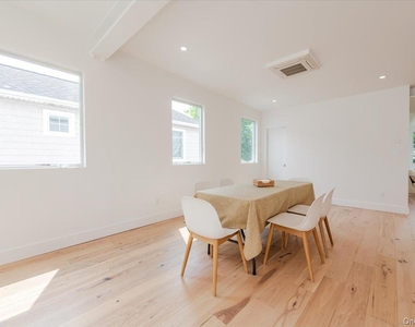 2105 Bay Boulevard - Photo Thumbnail 5