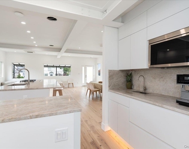 2105 Bay Boulevard - Photo Thumbnail 10