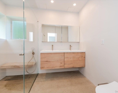 2105 Bay Boulevard - Photo Thumbnail 14
