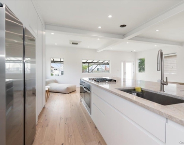2105 Bay Boulevard - Photo Thumbnail 8