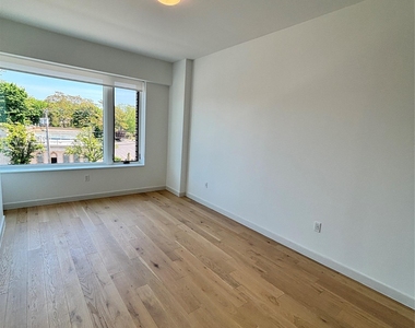 218 Middle Neck Road - Photo Thumbnail 5