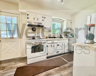 211 W 22nd - Photo Thumbnail 2
