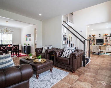 845 Woodbury Drive - Photo Thumbnail 2