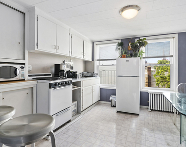 10-16 47th Avenue - Photo Thumbnail 2