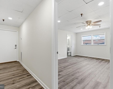 1725 Henry Avenue - Photo Thumbnail 4