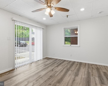 1725 Henry Avenue - Photo Thumbnail 9