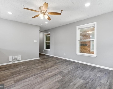 1725 Henry Avenue - Photo Thumbnail 7