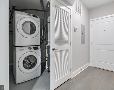 1607 Catharine Street - Photo Thumbnail 7