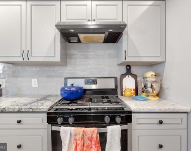 2147 E Hagert Street - Photo Thumbnail 6