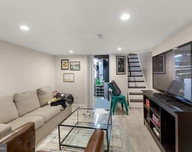 2147 E Hagert Street - Photo Thumbnail 10