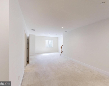 909 Lakeview Court - Photo Thumbnail 16