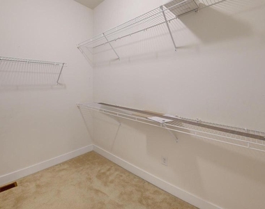 909 Lakeview Court - Photo Thumbnail 10