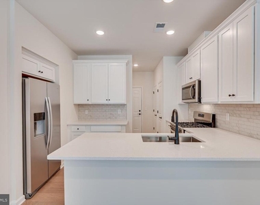 323 Sadie Circle - Photo Thumbnail 7