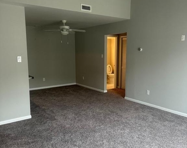 612 Yorkshire Court - Photo Thumbnail 7