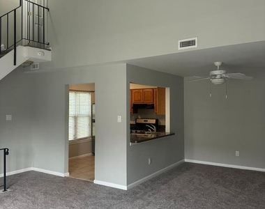 612 Yorkshire Court - Photo Thumbnail 6