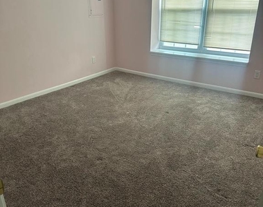 612 Yorkshire Court - Photo Thumbnail 13