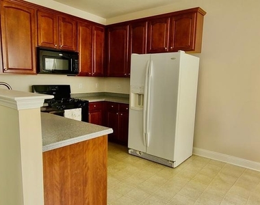 196 Chancellor Drive - Photo Thumbnail 4