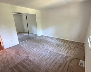 478 Jarvis Road - Photo Thumbnail 10